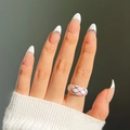 Klassische nude French-Nägel mit weißen Spitzen und bunten Strasssteinen - Französische Weiße Spitze Strass Mandelform (JP1465)