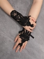 Detalle de guantes de encaje negro sin dedos con bordado floral y anillos de cinta - Estilo de lazo para dedo / Negro
