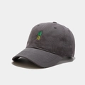 Detalle de gorra de béisbol de algodón gris oscuro con bordado detallado de piña amarilla - Ajustable / Gris
