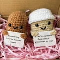 Gehäkelte Bohnen- und Kaffeetassen-Puppen in einer Geschenkbox mit rosa Papier - Kaffeebohne
