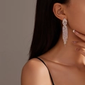 Eleganti orecchini lunghi a nappa con strass AB multicolore su una modella - Orecchini Lunghi con Nappe AB Iridescenti (KE048S-WAB Argento AB)