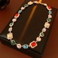 Detalle de conjunto de joyas vintage de lujo con piedras de resina de colores y diamantes - Collar #14 - Dorado - Multicolor