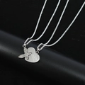 Vue macro du pendentif cœur en acier inoxydable argenté avec promesse gravée - Style de Couture Papillon Coeur