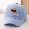 Detalle del bordado de perro y texto wonderful en la gorra de algodón azul claro - Azul claro