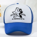 Nahaufnahme der blauen Mesh-Trucker-Cap mit weißem Sternprint und Bären-Stickerei - Einheitsgröße(Einstellbar) / Königsblau