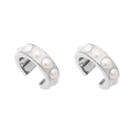 Dettaglio dell'orecchino a cerchio argento in forma C con perle bianche eleganti - Ear cuff di perle argentate (JQH0031-SS)