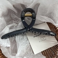 Grande pince à cheveux noire minimaliste avec design torsadé dans un panier tressé - Noir Lin