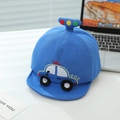 Detail van blauwe baby baseballpet met politieauto borduursel en 3D verkeerslicht decoratie - Baby 0-3 Jaar Oud 46-48CM / Koningsblauw