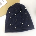Détail du bonnet en maille bleu marine avec perles blanches et petits strass - Bleu Marine
