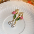 Pendientes de tulipán rosa esmaltado con perlas blancas y baño de oro diseño largo - Estilo de Flor y Perla / Oro Rosa