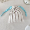 Détail d'une pochette à rayures avec cordons bleus et étiquette sozakka colorée sur tissu - Rayé Jacquard Blanc