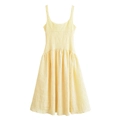 Vestido plisado sin mangas amarillo pálido con textura de corteza en fondo blanco - XS