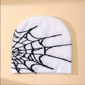 Detailaufnahme der weißen Strickmütze mit schwarzem Spinnennetzmuster und hochwertiger Textur - Weiß
