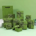 Set scatole regalo per gioielli verde avocado con goffratura e nastri Best Wishes - 5*5*3cm / Verde Smalto Con Fiocco