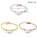 Detail view of adjustable steel wire bracelets with shell pearls in silver, gold and rose gold - Shell Pearl Decoration Style (KB116539-KFC) / Gold