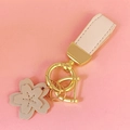Süßer beige Leder Kirschblüten Schlüsselanhänger mit hochwertigem Goldmetallring und Haken - Weißes Leder [Kirschblüte]