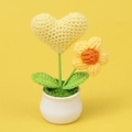 Tournesol et cœur crochetés à la main dans un pot en céramique blanche pour bureau - Jaune