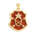 Pendentif doré en forme de bouclier avec pierre de soleil rouge et étoiles brillantes - Bouclier Pierre de Soleil