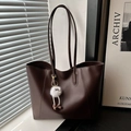 Sac fourre-tout marron foncé en similicuir avec un charmant monstre en peluche - Avec Pendentif / Marron