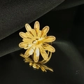 Detailopname van gouden opengewerkte bloemring met gelaagde bloemblaadjes en parel midden - Verstelbaar Open / Meerlaagse Gestreepte Holle Bloemenstijl (KR113257-SP)