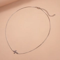 Dettaglio della collana con ciondolo a croce d'argento, catena veneziana e chiusura a moschettone - Argento