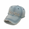 Dettaglio del ricamo Boston e dei bordi sfrangiati sul cappellino di jeans azzurro - M (56-58cm) / Lettere Beige