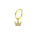 Dettaglio di orecchini a cerchio dorati con ciondolo corona di cristalli e finitura lucida - Corona Oro (#8)