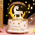 Detalle de la caja de música unicornio con luna creciente dorada y base con estrellas oro - Unicornio Luna