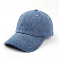 Détail d'une casquette en denim bleu montrant les coutures blanches sur la visière courbée - 55-60cm (Réglable) / Bleu foncé