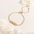 Détail du bracelet doré avec lettres AMOUR serties de zircon et chaîne ajustable - Style de Lettre AMOUR (BR1763-C) / Doré