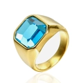 Détail d'une chevalière pour homme dorée sertie d'une grande pierre précieuse bleue rectangulaire - Gold Sky Blue Gemstone