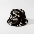 Dettaglio del tessuto mimetico in finta pelliccia sintetica di un cappello invernale - M(56-58cm) / Verde Militare