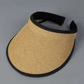 Vista detallada del tejido de paja y el emblema metálico en el sombrero de verano - M(56-58cm) / Caqui con borde negro