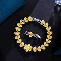 Dettaglio di un bracciale floreale con zirconi giallo limone e taglio a pera elegante - Giallo