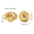 Nahaufnahme des goldenen Spiralrings mit radialer Faltentextur und einer Perle - Spiralstrahlende Form