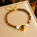 Bracciale di perle occhio di tigre con pendente a cuore e dettagli in acciaio dorato - Stile Gemma a Cuore (B1482)