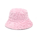 Detalle de gorro de pescador de felpa rosa con textura acolchada en V y piel sintética suave - M (56-58cm) / Rosa