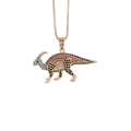 Macro-opname van gouden dinosaurus hanger met kleurrijke zirkoonstenen in hiphopstijl - Parasaurolophus-stijl (4#)