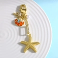 Llavero de estrella de mar y concha con esmalte naranja y perla en acabado dorado - Naranja
