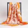 Foulard quadrato in seta arancione con gigli bianchi appeso a una cornice nera - 90cmx90cm / Arancione