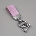 Autoschlüsselanhänger aus rosa Wildleder mit silbernen Metallteilen und D-Ring - Silber/Lila (Kurz)