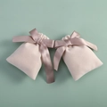 Detail eines Samtbeutels mit Satin-Schleife für Schmuck auf grünem Hintergrund - Off-White Mit Champagnerband / 7x9cm