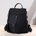 Mochila negra de nailon acolchada con rombos, detalles dorados y correa extraíble - Negro
