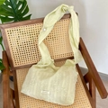 Detalle de bordado floral verde claro en bolso de gasa con ribete de perlas blancas - Verde