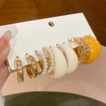 Detailansicht eines 6-teiligen Acryl-Ohrring-Sets mit Gold-, Perlen- und Harztexturen - Silbernadel-Gold-Weiß-Gelb