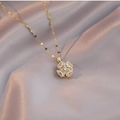 Elegante goldene Kleeblatt-Halskette mit Zirkonia-Steinen auf Seidenhintergrund - Rotierender Kleeblatt-Anhänger (Mit Kette) / Gold