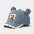 Detalle de gorra infantil de pana azul con orejas de oso 3D y diseño de peluche - 50cm (1-3 años) / Azul