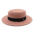 Détail d'un chapeau canotier rose avec ruban noir et boucle dorée arborant le logo M - M (56-58cm) / Vieux Rose