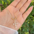 Dettaglio della collana con pendente a croce placcata oro 18K con perle in mano - Lettera Bianca B