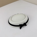 Cappello a tamburello bianco vintage francese con fiocco in velluto nero e cupola tonda - Cappello Bianco Fiocco Nero